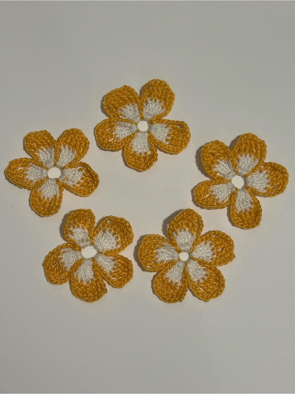 Handmade Yellow & White Flower Appliqué Embellishments crochet 5 pcs set - Picture 2 of 5